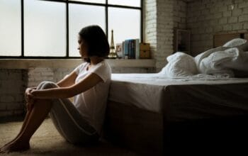 Punya Pacar tapi Tetap Kesepian? Psikolog Sebut 3 Kebiasaan Ini Biang Keroknya