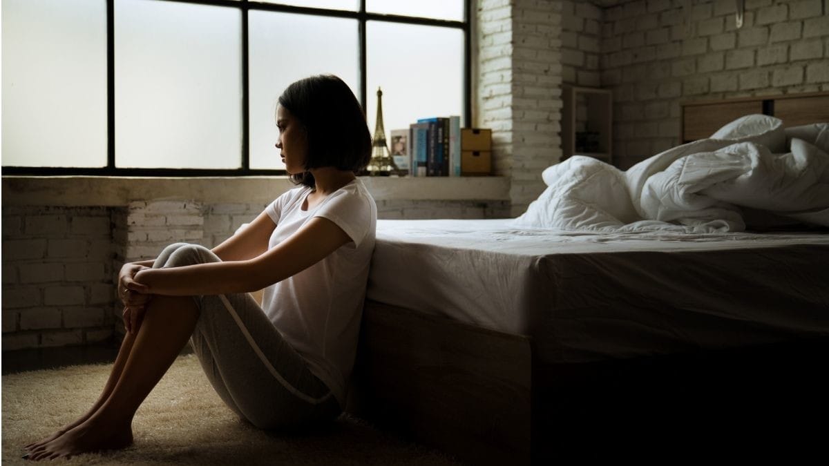 Psikolog Mark Travers jelaskan 3 kebiasaan kecil yang bikin seseorang tetap kesepian meski sudah punya pacar, dari phubbing hingga kebiasaan mendengar yang buruk.