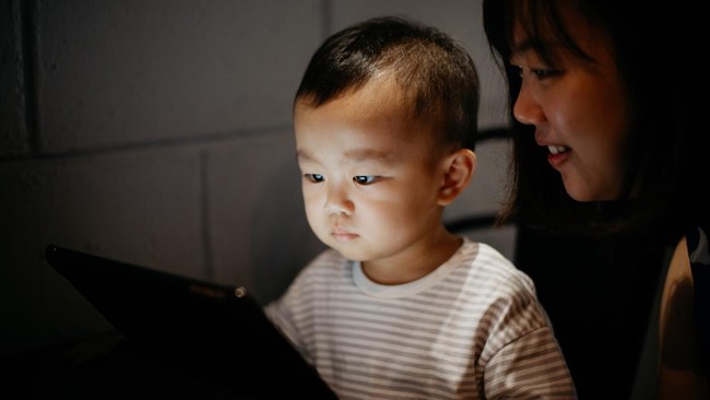 Dokter spesialis neurologi anak dr. Amanda Soebadi jelaskan batas aman screen time: mulai usia 2 tahun, maksimal 1 jam sehari, dengan pendampingan aktif orangtua.