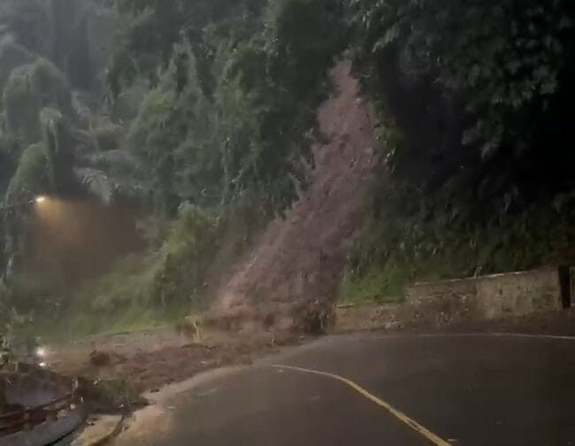 Akses Jalan Cadas Pangeran, penghubung Sumedang - Bansung, saat tertimbun longsor. (Ist)