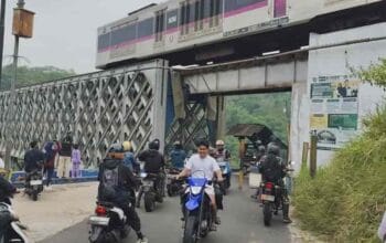 Jembatan Cirahong yang menghubungkan Tasikmalaya - Ciamis tampak padat dilintasi. (Ist)