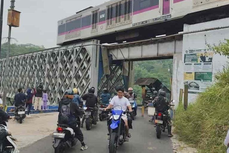 Jembatan Cirahong Bersolek, Dedi Mulyadi akan Mempercantik dengan Lampu Penerang dan Cat Ulang 1 Jembatan Cirahong yang menghubungkan Tasikmalaya - Ciamis tampak padat dilintasi. (Ist)
