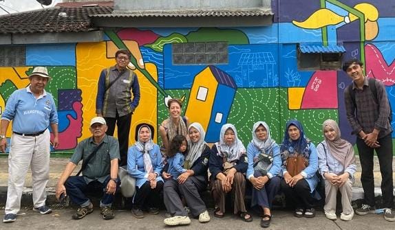 Dari Gang Sempit ke Gerakan Nyata, Warga Bandung Bangun Ketahanan Pangan 1 Foto bersama usai kegiatan dengan latar belakang mural tematis dan estetis karya pemuda setempat dan luar daerah. (Ist)