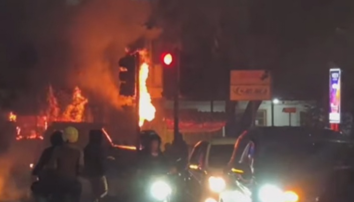 Ricuh May Day 2026 di Bandung, Fasilitas Umum Dibakar 12 Orang Diamankan