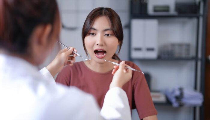 Kenapa Menopause Bikin Gusi Berdarah dan Gigi Sensitif? Ini Jawabannya