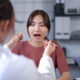 Penurunan estrogen saat menopause sebabkan mulut kering, gusi rentan, hingga gigi keropos. Dokter gigi jelaskan dampaknya dan cara perawatan yang tepat.