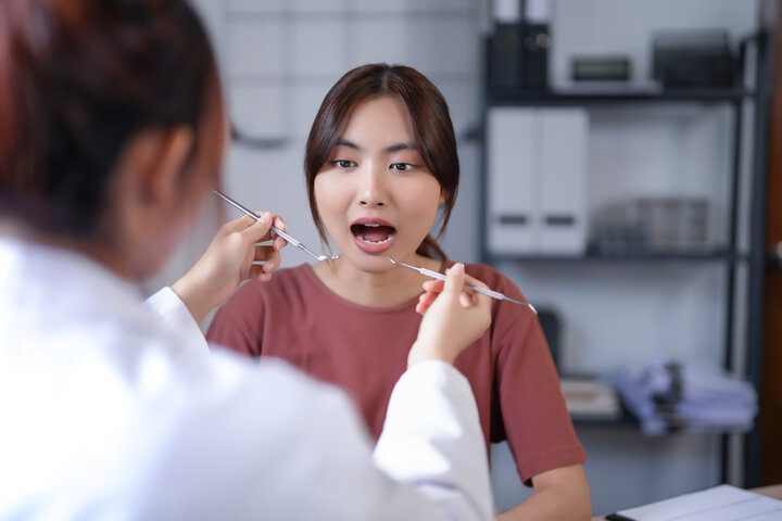 Penurunan estrogen saat menopause sebabkan mulut kering, gusi rentan, hingga gigi keropos. Dokter gigi jelaskan dampaknya dan cara perawatan yang tepat.