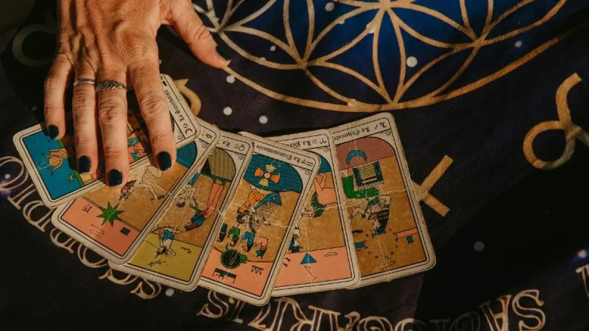Ramalan zodiak lengkap 11 Mei 2026. Taurus dan Virgo temukan peluang baru, Leo tampil percaya diri, Cancer sensitif. Cek horoskop 12 rasi bintang hari ini.