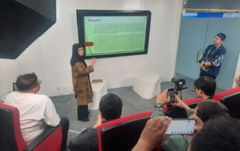 Sejarawan sekaligus dosen Unpad Nina Herlina, menjelaskan rujukan pergantian nama Tarumanegara jadi Sunda. (Foto Humas Jabar)