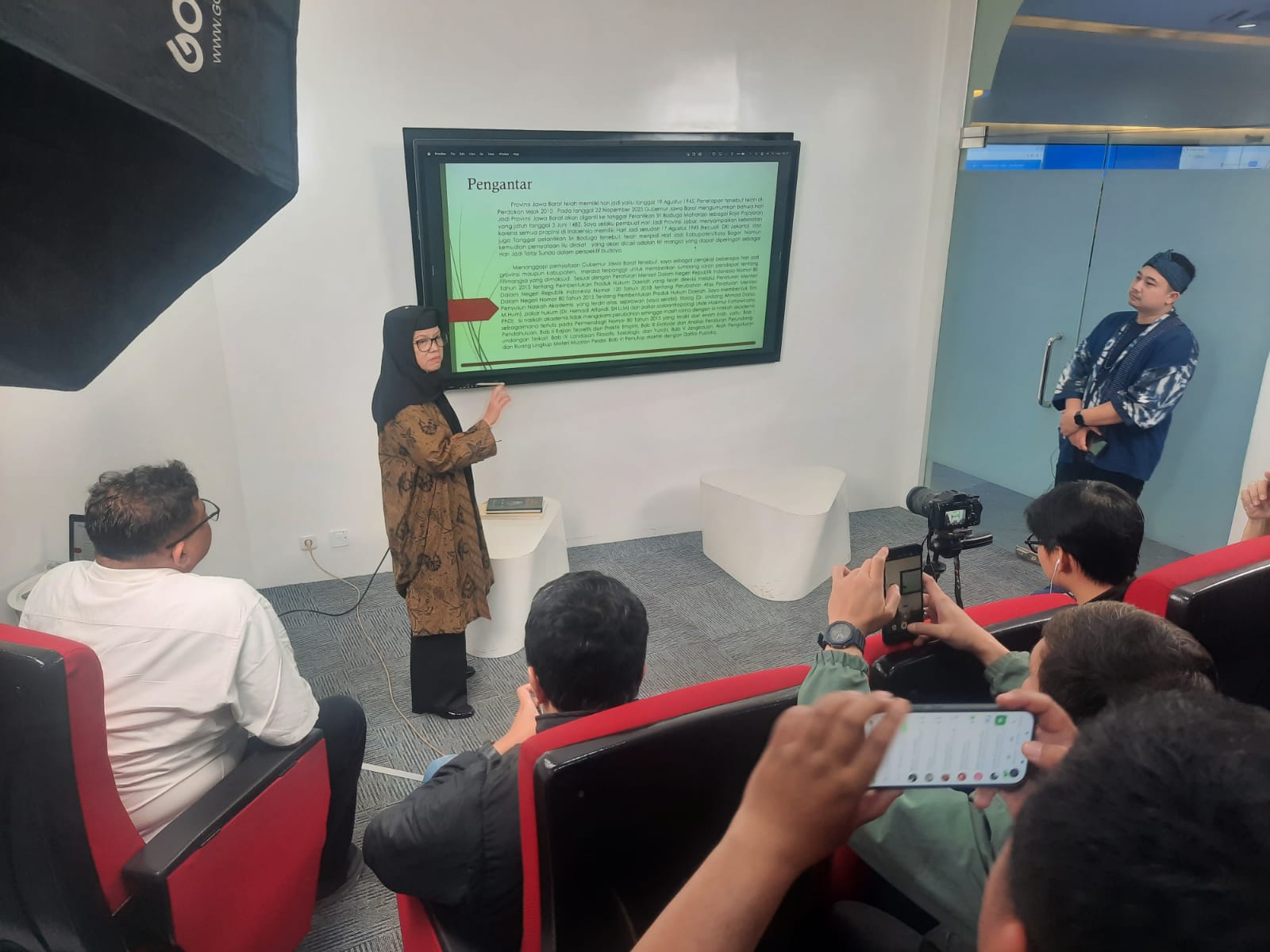 Sejarawan sekaligus dosen Unpad Nina Herlina, menjelaskan rujukan pergantian nama Tarumanegara jadi Sunda. (Foto Humas Jabar)