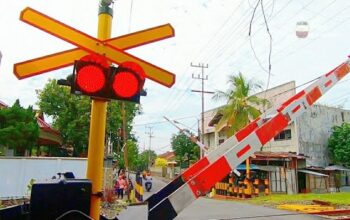 Ilustrasi palang pintu di perlintasan pintu kereta api.