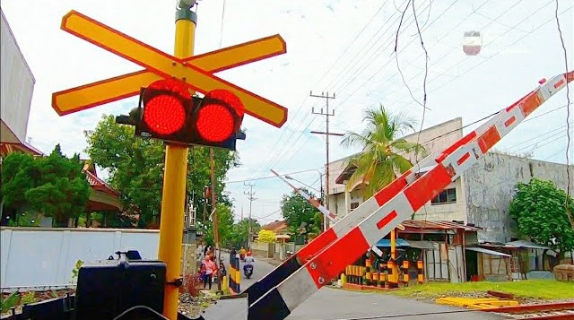 Ilustrasi palang pintu di perlintasan pintu kereta api.