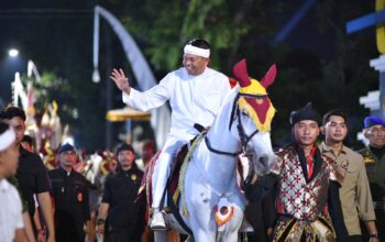 Gubernur Jawa Barat Dedi Mulyadi dalam arak-arakan Kirab Budaya Pajajaran di Sumedang turut mangarak Mahkota Binokasih (Mahkota Siliwangi). (Foto: Humas Jabar)