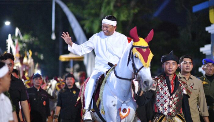 Spektakuler! Kirab Budaya Pajajaran Arak Mahkota Siliwangi, Warga Tumpah Ruah
