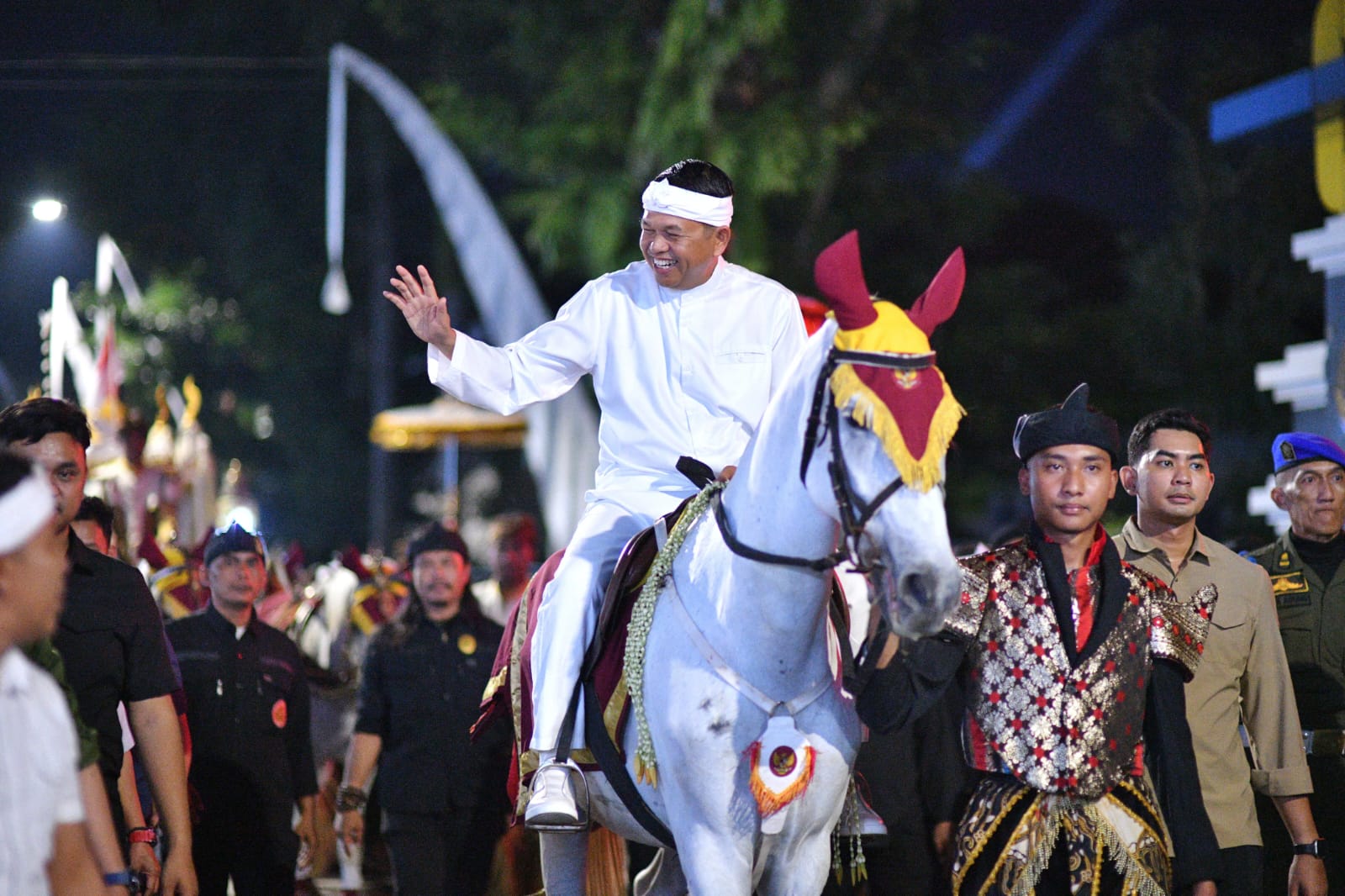 Gubernur Jawa Barat Dedi Mulyadi dalam arak-arakan Kirab Budaya Pajajaran di Sumedang turut mangarak Mahkota Binokasih (Mahkota Siliwangi). (Foto: Humas Jabar)