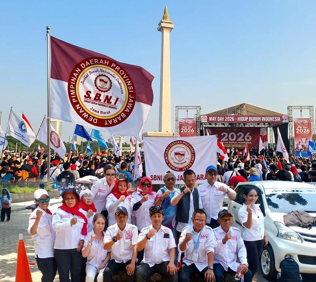 Ketua SBNI Jabar R Yadi Suryadi (tengah duduk) sesaat sebelum orasi Mayday di Monas, Jakarta. (Ai Mulyani/Xjabar)