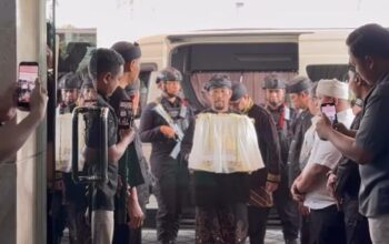 Mahkota Binokasih Sanghyangpake yang akan diarak dalam kirab budaya Sunda, malam ini, di Karawang. (Ist)