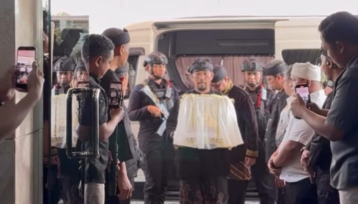 Kirab Mahkota Binokasih Finis di Masjid Agung Syeh Quro, Bupati Ajak Warga Ikut Meriahkan