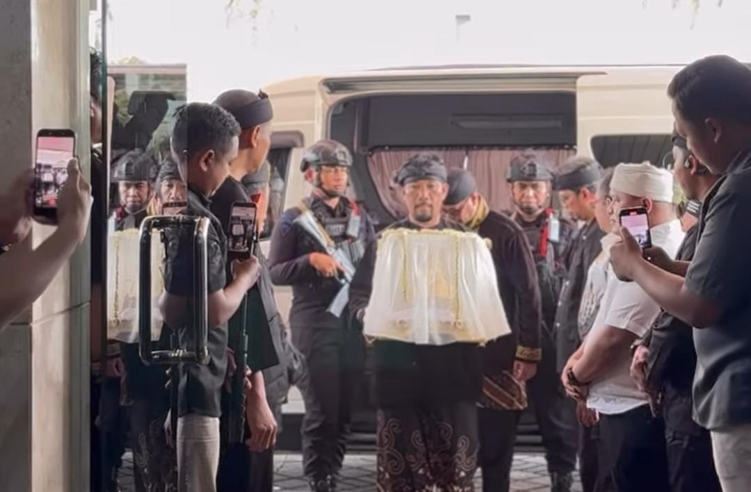 Mahkota Binokasih Sanghyangpake yang akan diarak dalam kirab budaya Sunda, malam ini, di Karawang. (Ist)