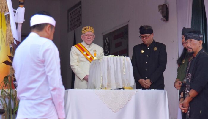 Dedi Mulyadi Mengembalikan Mahkota Binokasih ke Keraton Sumedang Larang