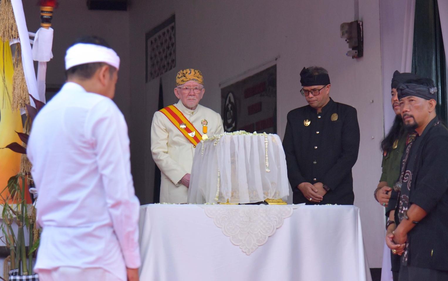 Gubernur Jabar Dedi Mulyadi mengembalikan Mahkota Binokasih Sanghyang Pake ke Keraton Sumedang Larang. (Foto Humas Jabar)