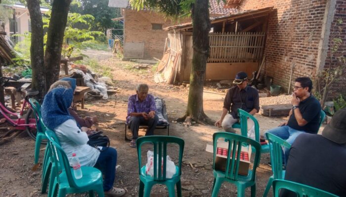 Dudin Rohaedin Turun Tangan Bantu Kakek Adut yang Rumahnya Ludes Terbakar