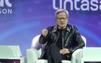 Jensen Huang konfirmasi pangsa pasar Nvidia di akselerator AI China jatuh ke 0% usai kebijakan ekspor AS, dari posisi dominan 66% pada 2024.