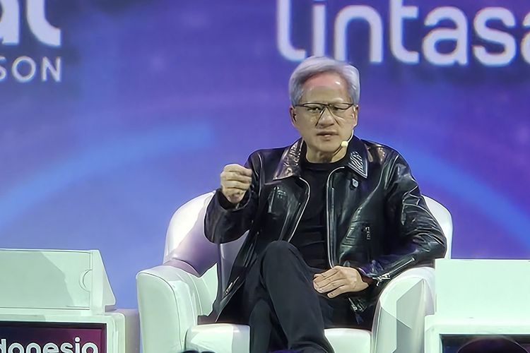 Jensen Huang konfirmasi pangsa pasar Nvidia di akselerator AI China jatuh ke 0% usai kebijakan ekspor AS, dari posisi dominan 66% pada 2024.