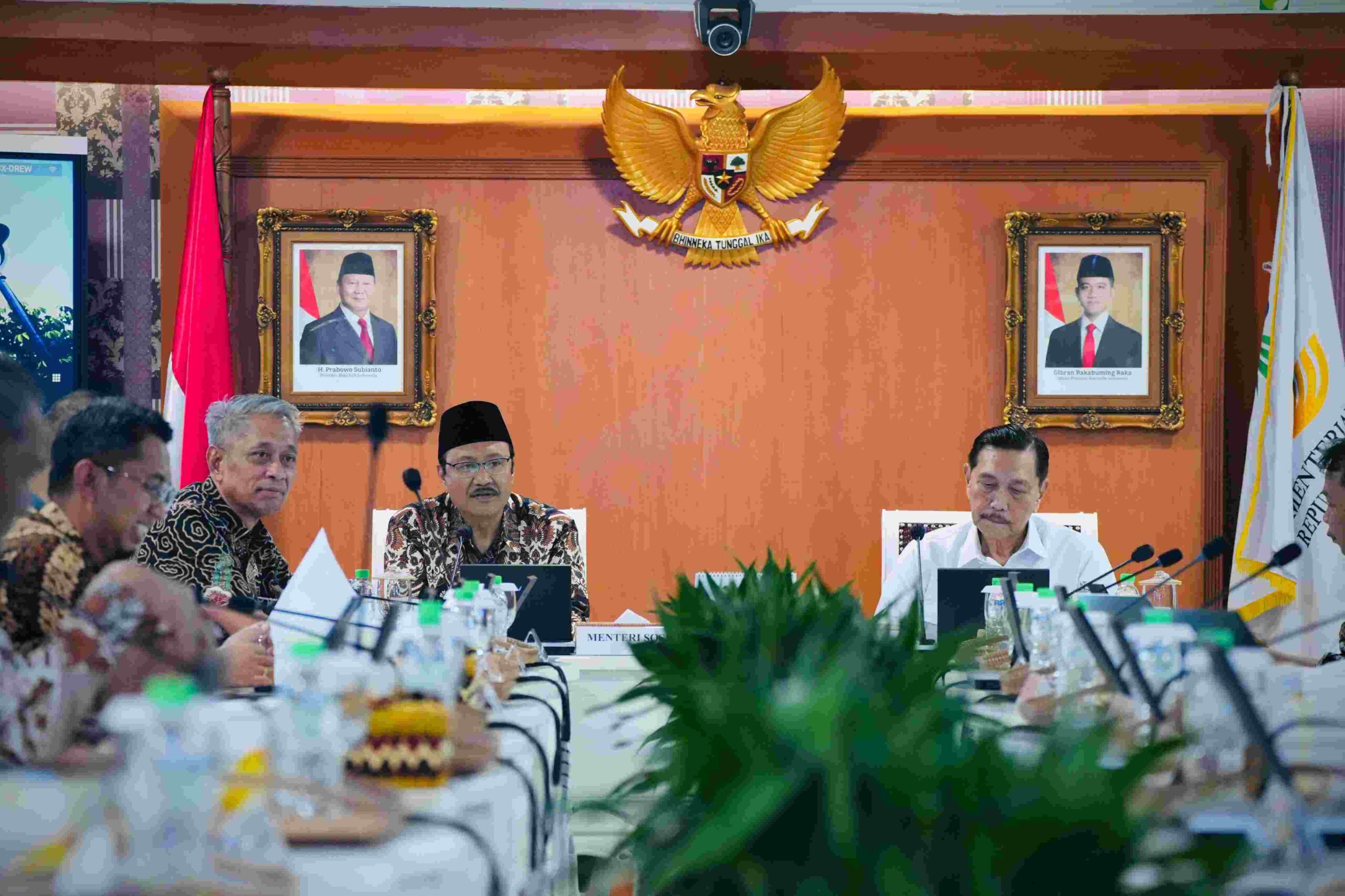 Pemerintah perluas bansos digital berbasis DTSEN dan AI ke 42 kabupaten/kota. Program Pro-Kesra targetkan graduasi kemiskinan, bukan sekadar bagi-bagi dana.