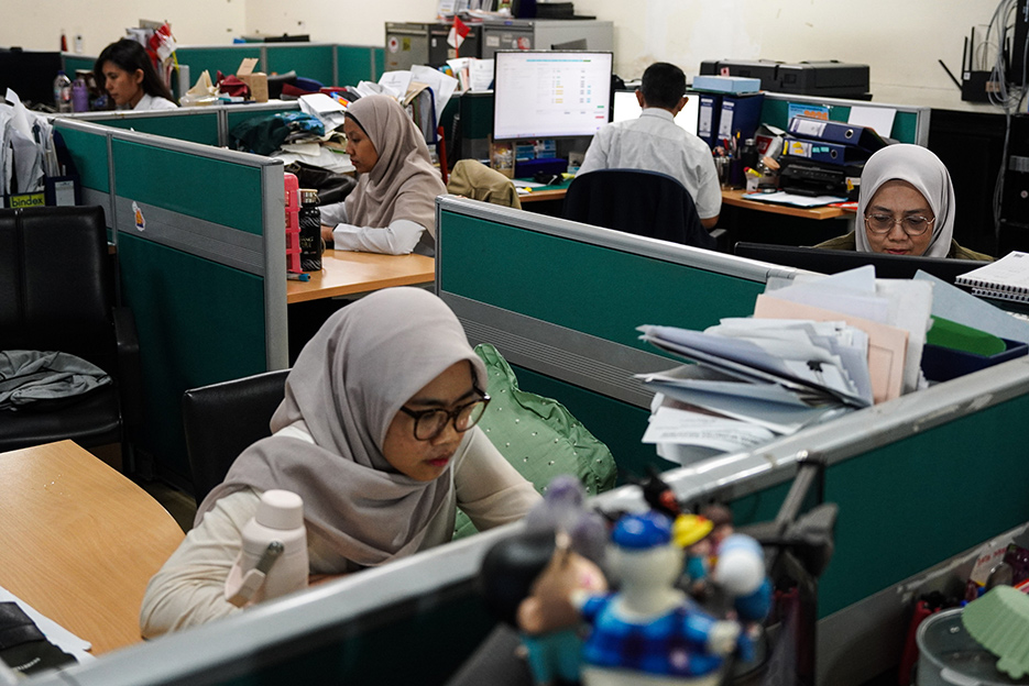 Dua ASN perempuan Pemkot Jakarta Timur berbagi strategi nyata menghadapi WFH setiap Jumat — dari menyelesaikan rumah sebelum jam 8 hingga "menghilang" demi fokus kerja.