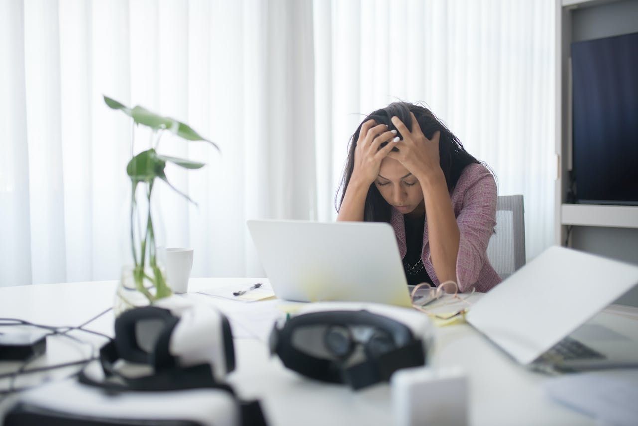 Ibu bekerja rentan burnout saat WFH Jumat ASN. Psikolog Clement dari Indopsycare bagikan 4 strategi boundary setting untuk jaga kesehatan mental tetap stabil.