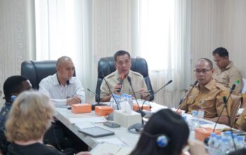 Rapat penanganan sampah berkelanjutan bersama tim World Bank Mission. Tampak Bupati Karawang Aep Syaepuloh (dua kiri) didampingi Sekda Asep Aang Rahmatulloh. (Ist)