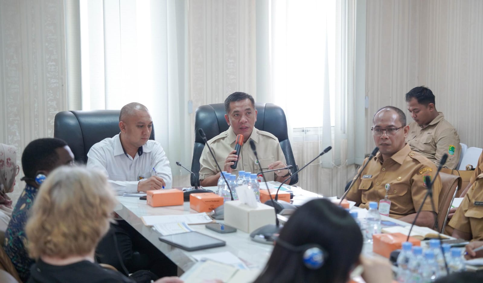 Rapat penanganan sampah berkelanjutan bersama tim World Bank Mission. Tampak Bupati Karawang Aep Syaepuloh (dua kiri) didampingi Sekda Asep Aang Rahmatulloh. (Ist)