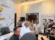 Wali Kota Bandung Muhammad Farhan memberi keterangan pers terkait pembentukan tim anti begal Polda Jabar. (Ist)