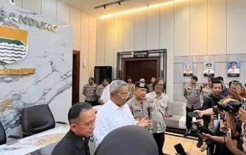 Wali Kota Bandung Muhammad Farhan memberi keterangan pers terkait pembentukan tim anti begal Polda Jabar. (Ist)