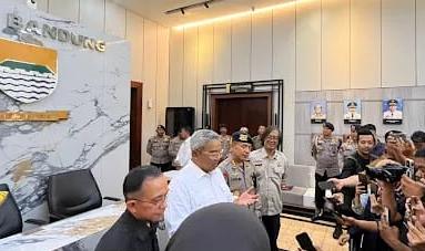 Wali Kota Bandung Muhammad Farhan memberi keterangan pers terkait pembentukan tim anti begal Polda Jabar. (Ist)