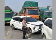 Tabrakan Beruntun di Pantura Indramayu Tewaskan 10 Orang, Polisi Libatkan Tim TAA 9 Petugas mengatur arus lintas di lokasi kecelakaan maut yang mengalami macet panjang. (Ist)