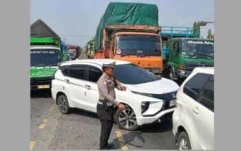 Tabrakan Beruntun di Pantura Indramayu Tewaskan 10 Orang, Polisi Libatkan Tim TAA 3 Petugas mengatur arus lintas di lokasi kecelakaan maut yang mengalami macet panjang. (Ist)