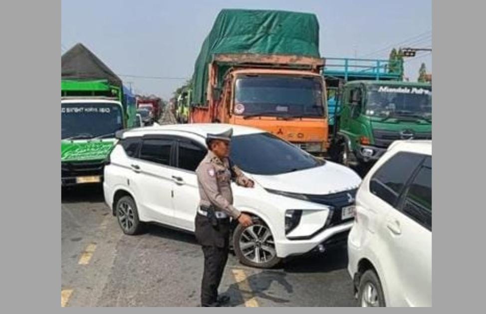 Petugas mengatur arus lintas di lokasi kecelakaan maut yang mengalami macet panjang. (Ist)