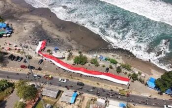 Bendera Merah Putih 300 Meter Terbentang di Pantai Karanghawu Sukabumi 3 IMG 20260817 WA00852