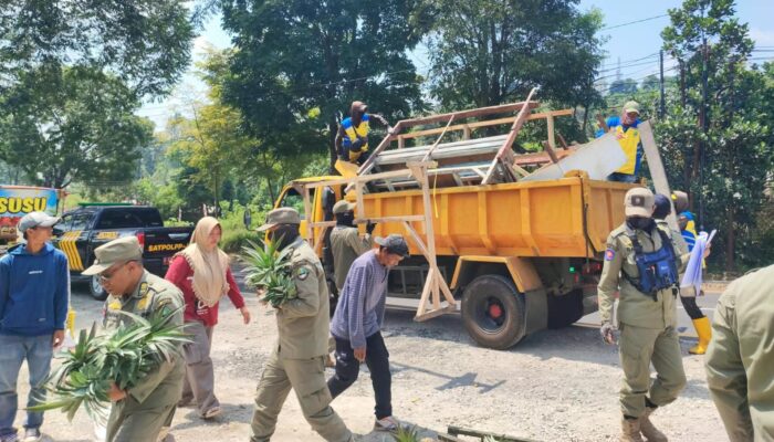 Pedagang Sepanjang Jalur Tangkuban Parahu–Jalan Cagak Ditertibkan