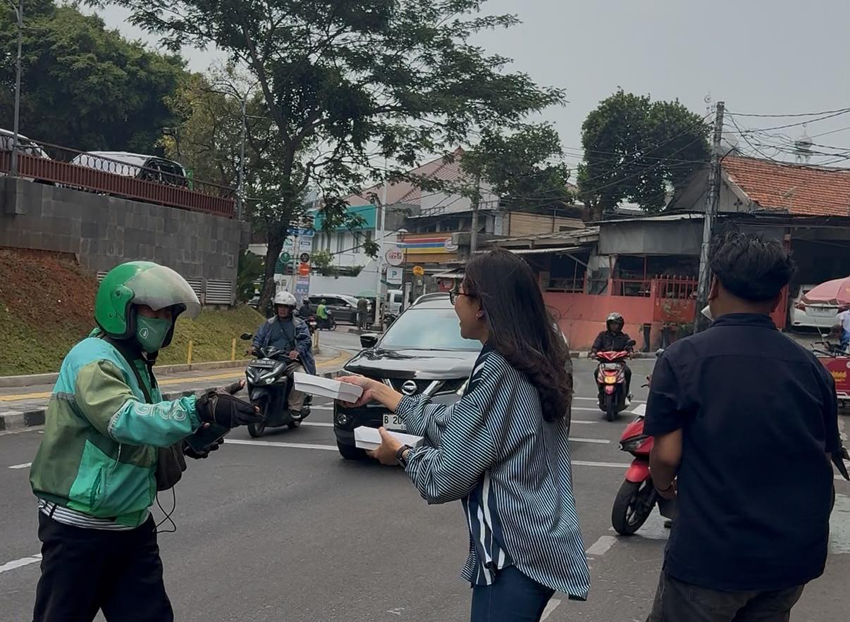 Jumat Berkah BRI Pancoran bagi bagi nasi