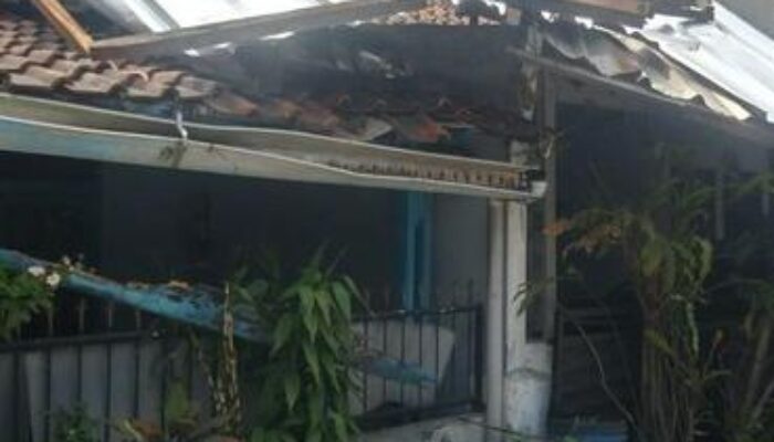 Angin Kencang Terjang Cimahi, Spandek Terbang Timpa Rumah Warga