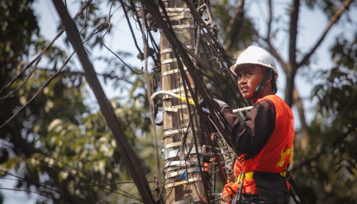 Pemkot Bandung Stop Sementara Penertiban Kabel Udara, Beri Operator Waktu 14 Hari Pulihkan Internet Warga