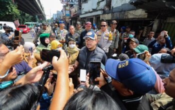 Benahi Trotoar dan Drainase Kiaracondong, Farhan Tegaskan PKL Harus Ikuti Aturan