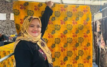 Cetak Wirausaha Baru, Disperindagkop UKM Karawang Latih 100 Warga Karangjaya Membatik