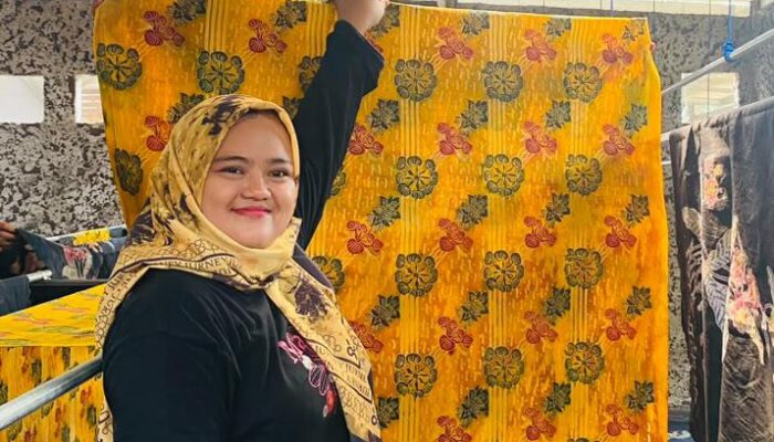 Cetak Wirausaha Baru, Disperindagkop UKM Karawang Latih 100 Warga Karangjaya Membatik