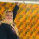 Leoni memperlihatkan salah satu produk batik