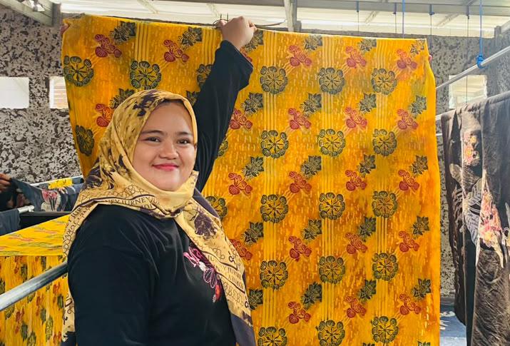 Leoni memperlihatkan salah satu produk batik