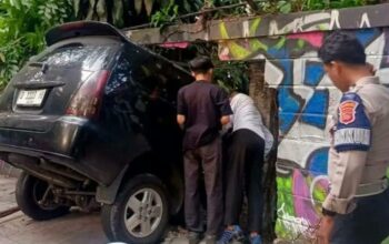 Heboh! Minibus Tabrak Tembok Bandung Zoo Sampai Jebol, Akibat Pecah Ban
